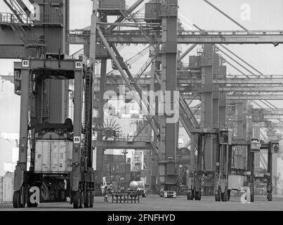 Blick auf die Krane des Containerterminals in Bremerhaven. [Automatisierte Übersetzung] Stockfoto