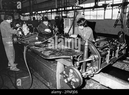 Arbeiter, die im VW-Werk in Puebla ein Auto produzieren. [Automatisierte Übersetzung] Stockfoto