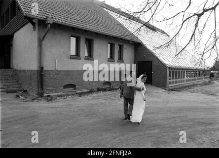'Behindertenprojekt ''Gruene Scheune'', Hochzeit von zwei behinderten Häftlingen, DEU, Frankfurt/oder, 06.07.1991, [automatisierte Übersetzung]' Stockfoto