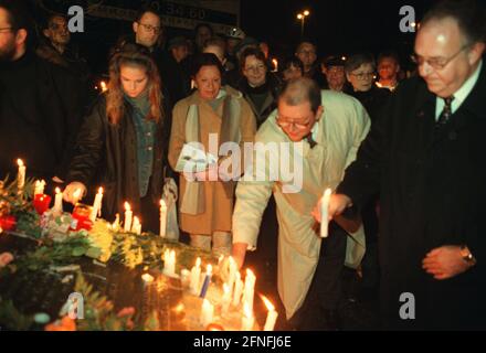 '''Frohe Erinnerung an die heißeste Novembernacht des Jahres 1989'', Boesebrücke, 09. November 1989, ehemaliger Grenzübergang Bornholmer Straße, hier wurde die Grenze erst gegen 23.30 Uhr geöffnet, der Oberstleutnant der Staatssicherheit Harald Jaeger, der für diesen Grenzabschnitt zuständig ist, ließ die Barriere öffnen, die ersten DDR-Bürger strömten über die Brücke in den Westen Berlins, Heute, 10 Jahre später, um 23 Uhr, heute, 10 Jahre später, Um 11.30 Uhr, nach einem Kulturprogramm und der Rede der Bürgermeister von Prenzlauer Berg / Reinhard Kraetzer und Wedding / Hans Misblé, über Stockfoto