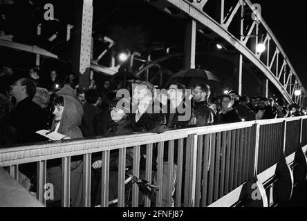 '''Frohe Erinnerung an die heißeste Novembernacht des Jahres 1989'', Boesebrücke, 09. November 1989, ehemaliger Grenzübergang Bornholmer Straße, hier wurde die Grenze erst gegen 23.30 Uhr geöffnet, der Oberstleutnant der Staatssicherheit Harald Jaeger, der für diesen Grenzabschnitt zuständig ist, ließ die Barriere öffnen, die ersten DDR-Bürger strömten über die Brücke in den Westen Berlins, Heute, 10 Jahre später, um 23 Uhr, heute, 10 Jahre später, Um 11.30 Uhr, nach einem Kulturprogramm und der Rede der Bürgermeister von Prenzlauer Berg / Reinhard Kraetzer und Wedding / Hans Misblé, über Stockfoto