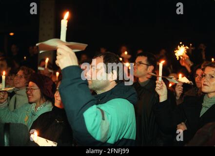 '''Frohe Erinnerung an die heißeste Novembernacht des Jahres 1989'', Boesebrücke, 09. November 1989, ehemaliger Grenzübergang Bornholmer Straße, hier wurde die Grenze erst gegen 23.30 Uhr geöffnet, der Oberstleutnant der Staatssicherheit Harald Jaeger, der für diesen Grenzabschnitt zuständig ist, ließ die Barriere öffnen, die ersten DDR-Bürger strömten über die Brücke in den Westen Berlins, Heute, 10 Jahre später, um 23 Uhr, heute, 10 Jahre später, Um 11.30 Uhr, nach einem Kulturprogramm und der Rede der Bürgermeister von Prenzlauer Berg / Reinhard Kraetzer und Wedding / Hans Misblé, über Stockfoto