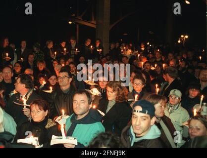 '''Frohe Erinnerung an die heißeste Novembernacht des Jahres 1989'', Boesebrücke, 09. November 1989, ehemaliger Grenzübergang Bornholmer Straße, hier wurde die Grenze erst gegen 23.30 Uhr geöffnet, der Oberstleutnant der Staatssicherheit Harald Jaeger, der für diesen Grenzabschnitt zuständig ist, ließ die Barriere öffnen, die ersten DDR-Bürger strömten über die Brücke in den Westen Berlins, Heute, 10 Jahre später, um 23 Uhr, heute, 10 Jahre später, Um 11.30 Uhr, nach einem Kulturprogramm und der Rede der Bürgermeister von Prenzlauer Berg / Reinhard Kraetzer und Wedding / Hans Misblé, über Stockfoto