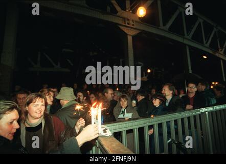 '''Frohe Erinnerung an die heißeste Novembernacht des Jahres 1989'', Boesebrücke, 09. November 1989, ehemaliger Grenzübergang Bornholmer Straße, hier wurde die Grenze erst gegen 23.30 Uhr geöffnet, der Oberstleutnant der Staatssicherheit Harald Jaeger, der für diesen Grenzabschnitt zuständig ist, ließ die Barriere öffnen, die ersten DDR-Bürger strömten über die Brücke in den Westen Berlins, Heute, 10 Jahre später, um 23 Uhr, heute, 10 Jahre später, Um 11.30 Uhr, nach einem Kulturprogramm und der Rede der Bürgermeister von Prenzlauer Berg / Reinhard Kraetzer und Wedding / Hans Misblé, über Stockfoto