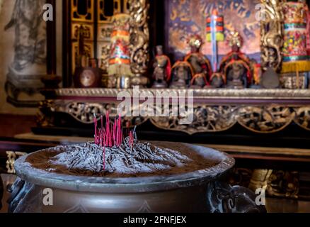 In einem chinesischen Clanhaus in George Town, Penang, Malaysia, brennt Weihrauch vor einem Altar Stockfoto