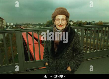 Frau Margarete Behm, an der Boesebrücke (ehemalige Hindenburgbrücke), an der sich vor dem Mauerfall der Grenzübergang Bornholmer Straße befand, lief am 9. November 1989 zum Grenzübergang Bornholmer Straße, als sie in den Abendstunden von der Öffnung der Mauer erfuhr, Mit Nachthemd und Mantel über die Grenze nach West-Berlin, DEU, Berlin-Prenzlauer Berg, 27. Oktober 1999, [Automatisierte Übersetzung] Stockfoto