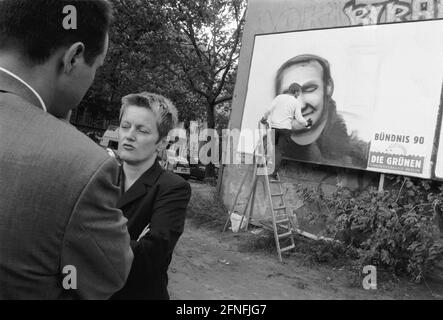 Renate Kuenast, Buendnis 90 / die Grünen, bei einem Wahlkampf in Prenzlauer Berg wird sie live von einer Graffiti-Künstlerin auf einem weißen Plakat gesprüht ..., DEU, Berlin-Prenzlauer Berg, 30.09.1999, [automatisierte Übersetzung] Stockfoto