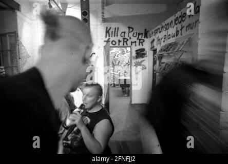 '''KVU'' , eine Jugendeinrichtung der evangelischen Kirche, die von Jugendlichen aus der Nachbarschaft, Punks und Straßenkindern besucht wird. ''KVU'' ist die Abkürzung von ''Kirche von Unten''. In den Jahren vor dem Mauerfall hielt eine kleine Gruppe protestantischer Jugendlicher Transparente auf Kirchenbanden und protestierte gegen die Kirchenführer, die ihnen in der DDR zu staatskonform waren. DEU, Berlin-Mitte, 30.09.1999, [automatisierte Übersetzung]' Stockfoto