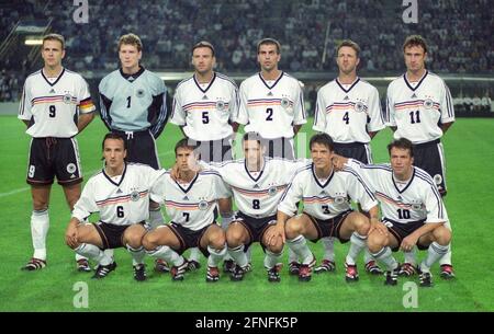 Qualifikationsspiel der Europameisterschaft : Deutschland - Nordirland 4:0/08.09.1999 in Dortmund. Die deutsche Elf vor dem Spiel. Von links: Oliver Bierhoff, Jens Lehmann, Jens Nowotny, Markus Babbel, Thomas Linke und Marco Bode. Vorne von links: Jens Jeremies, Mehmet Scholl, Oliver Neuville, Christian Ziege und Lothar Matthäus. [Automatisierte Übersetzung] Stockfoto