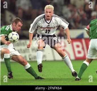 Qualifikationsspiel der Europameisterschaft : Deutschland - Nordirland 4:0/08.09.1999 in Dortmund. Thomas Strunz (Deut.) schießt. [Automatisierte Übersetzung] Stockfoto