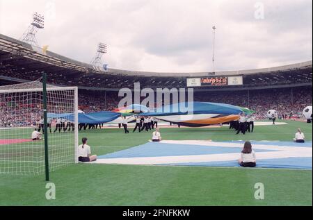 Europameisterschaft 1996 Finale: Deutschland - Tschechische Republik 2:1 n.V.(G.G.)/30.06.1996. Übersicht Abschlusszeremonie Wembleystadion vor dem Finale. Keine Modellfreigabe ! [Automatisierte Übersetzung] Stockfoto