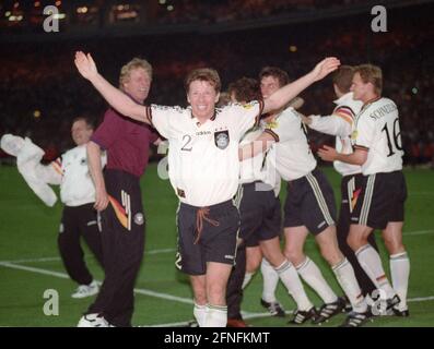 Europameisterschaft 1996 Halbfinale: Deutschland - England 7:6 n.E./26.06.1996. Deutschland feiert nach dem Sieg gegen England. Vorne: Stefan Reuter. Keine Modellfreigabe ! [Automatisierte Übersetzung] Stockfoto