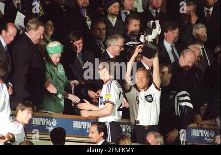 Europameisterschaft 1996 Finale: Deutschland - Tschechische Republik 2:1 n.V.(G.G.)/30.06.1996. Der Pokal wurde dem deutschen Team von Königin Elizabeth überreicht. Von links: Prinz Philipp, UEFA-Präsident Lennart Johannson, Königin Elizabeth II, UEFA-Generalsekretär Gerhard Aigner, Premierminister John Major. Vorne von links: Oliver Bierhoff und Matthias Sammer (mit Trophäe). Keine Modellfreigabe ! [Automatisierte Übersetzung] Stockfoto