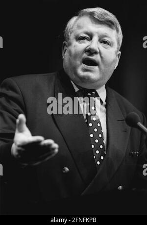 '19. Bundeswettbewerb ''Unser Dorf soll schöner werden - unser Dorf hat eine Zukunft'' im ICC, am Funkturm, Messegelände, anlässlich der Grünen Woche, Bundeslandwirtschaftsminister Karl-Heinz Funke, Goldmedaille für das Thüringer Dorf Schweickershausen, Berlin-Charlottenburg, 29.01.1999, [maschinelle Übersetzung]' Stockfoto