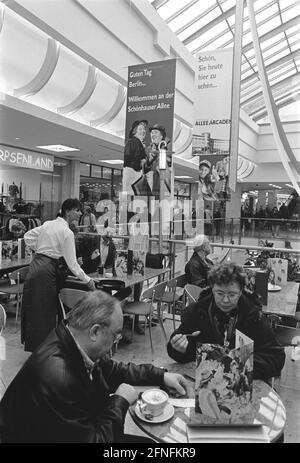 Eröffnung der Schönhauser Allee Arkaden, Einkaufszentrum über dem S-Bahnhof Schönhauser Allee, Café, Berlin-Prenzlauer Berg, 03.03.1999, Stockfoto