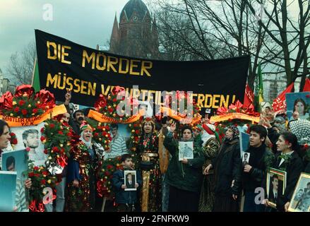 "trauermarsch von rund 10000 Kurden aus Protest gegen die Erschießung von drei Kurden während der Besetzung der israelischen Botschaft protestieren Kurden in ganz Deutschland gegen die Verhaftung des PKK-Führers Abdullah Oecalan in der griechischen Botschaft in Kenia, "die Mörder müssen verurteilt werden", Berlin-Kreuzberg, 24.02.1999, [automatisierte Übersetzung]" Stockfoto