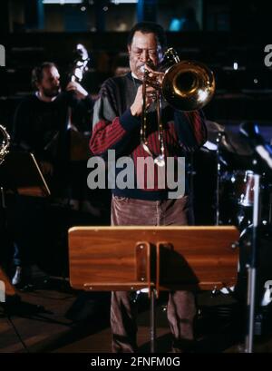 Al Grey, amerikanischer Jazzposaunist, bei einem Auftritt, 1986. Al Gray, amerikanischer Jazzposaunist, während einer Aufführung, 1986. Stockfoto