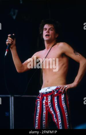 Die Toten Hosen, deutsche Punkrock Band, Sänger und Frontmann CAMPINO beim Olof-Palme-Festival in Garching bei München, 1987. The Toten Hosen, deutsche Punk Rock Band, Sänger und Frontmann CAMPINO, auf der Bühne, Olof-Palme-Festival in der Nähe von München, 1987. Stockfoto