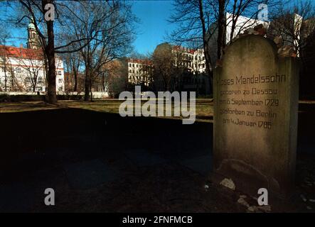 Berlin-Mitte, DEU, 03.03.1997, Grab von Moses Mendelssohn, (der einzige auf dem Friedhof), ältester jüdischer Friedhof in Berlin, große Hamburger Straße, (der von der jüdischen Gemeinde wieder als Friedhof genutzt werden soll), [maschinelle Übersetzung] Stockfoto