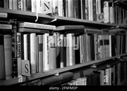 Deutschland, Berlin, 03.12.1998, Marien Antiquariat, in der Marienburger Straße, spezialisiert auf Theaterliteratur, Bücherregal, . [Automatisierte Übersetzung] Stockfoto