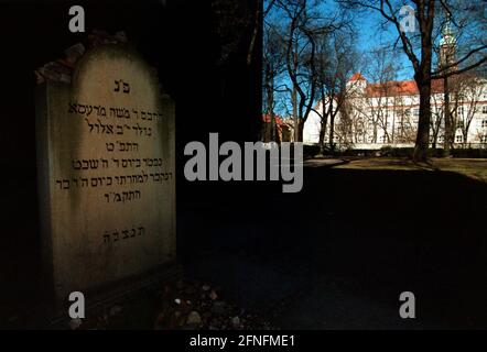 Berlin-Mitte, DEU, 03.03.1997, Grab von Moses Mendelssohn, (der einzige auf dem Friedhof), ältester jüdischer Friedhof in Berlin, große Hamburger Straße, (der von der jüdischen Gemeinde wieder als Friedhof genutzt werden soll), [maschinelle Übersetzung] Stockfoto