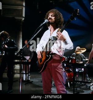 Barclay James Harvest, britische Progressive-Rock Band, spielen den Song: Just a day away, Sänger und Gitarrist LES HOLROYD, Mitte, 1983. Barclay James Harvest, British Progressive Rock Group, spielen den Song: Nur einen Tag entfernt, Sänger und Gitarrist LES HOLROYDE, Mitte, 1983. Stockfoto