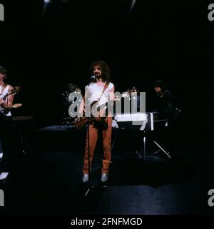 Barclay James Harvest, britische Progressive-Rock Band, Sänger und Gitarrist LES HOLROYD, Mitte, bei einem Auftritt, 1983. Barclay James Harvest, British Progressive Rock Group, Sänger und Gitarrist LES HOLROYD, Mitte, Performance, 1983. Stockfoto