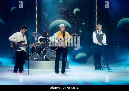 Barclay James Harvest, britische Progressive-Rock Band, hier JOHN LEES BARCLAY JAMES HARVEST, Gitarrist und Sänger John Lees, bei einer Gala vom Südwestrundfunk, 1999.. Barclay James Harvest, British Progressive Rock Group, Foto: John Lees Barclay James Harvest, Gitarrist und Sänger John Lees, SWR Gala Performance, 1999. Stockfoto