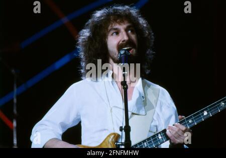 Barclay James Harvest, britische Progressive-Rock Band, Sänger und Gitarrist LES HOLROYD, bei einem Auftritt, 1986. Barclay James Harvest, British Progressive Rock Group, Sänger und Gitarrist LES HOLROYD, Performance, 1986. Stockfoto