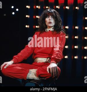 Alice, Carla Bissi, italienische Pop Sängerin, bei einem Auftritt, 1983. Alice, alias Carla Bissi, italienische Pop-Sängerin, während einer Performance, 1983. Stockfoto