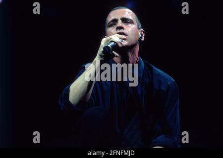 Eros Ramazzotti, italienischer Sänger, Songwriter und Musiker, während eines Konzerts, 1996. Eros Ramazzotti, italienischer Sänger, Songwriter und Musiker, während eines Konzerts, 1996. Stockfoto