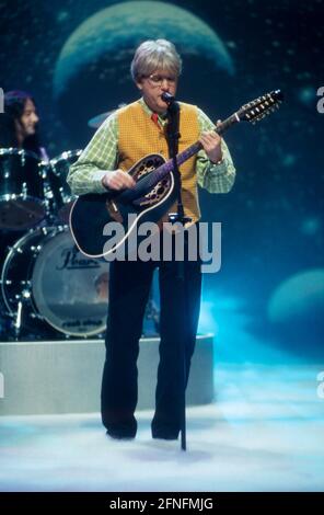 Barclay James Harvest, britische Progressive-Rock Band, hier JOHN LEES BARCLAY JAMES HARVEST, Gitarrist und Sänger John Lees, bei einer Gala vom Südwestrundfunk, 1999.. Barclay James Harvest, British Progressive Rock Group, Foto: John Lees Barclay James Harvest, Gitarrist und Sänger JOHN LEES, SWR Gala Performance, 1999. Stockfoto