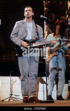 Eros Ramazzotti, italienischer Sänger, Songwriter und Musiker, während eines Konzerts, 1988. Eros Ramazzotti, italienischer Sänger, Songwriter und Musiker, während eines Konzerts, 1988. Stockfoto