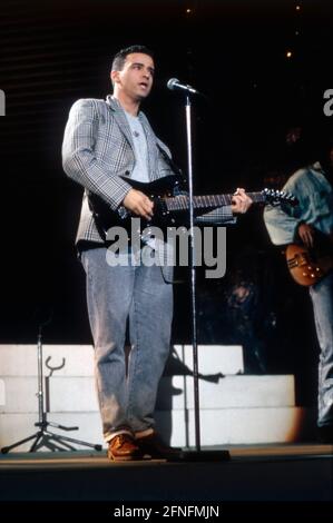 Eros Ramazzotti, italienischer Sänger, Songwriter und Musiker, während eines Konzerts, 1988. Eros Ramazzotti, italienischer Sänger, Songwriter und Musiker, während eines Konzerts, 1988. Stockfoto