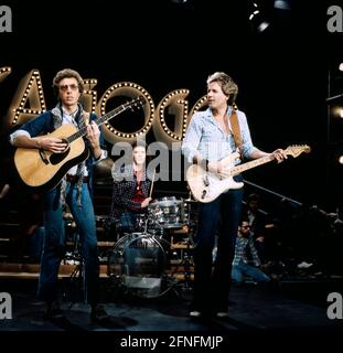 The Walker Brothers, amerikanische Pop Band, Scott Walker alias Scott Engel, Gary Walker alias Gary Leeds, John Walker alias John Joseph Maus, bei einem Auftritt um 1975. The Walker Brothers, American Pop Band, Scott Walker, Gary Walker und John Walker, Performance um 1975. Stockfoto