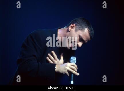 Eros Ramazzotti, italienischer Sänger, Songwriter und Musiker, während eines Konzerts, 1996. Eros Ramazzotti, italienischer Sänger, Songwriter und Musiker, während eines Konzerts, 1996. Stockfoto