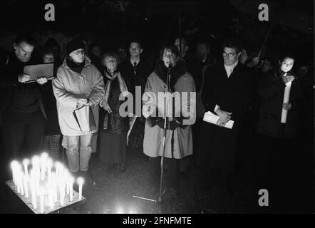 Gedenkfeier an die Gedenkstätte für die deportierten Berliner Juden in der Grossen Hamburger Straße, Miryam Shomrat, israelischer Generalkonsul, rechts: Prof. Dr. Wolfgang Huber / Bischof Berlin - Brandenburg, nach der Gedenkfeier zum 60. Jahrestag der Pogromnacht 1938 in der Sophienkirche, 09.11.1998, Berlin-Mitte, [maschinelle Übersetzung] Stockfoto