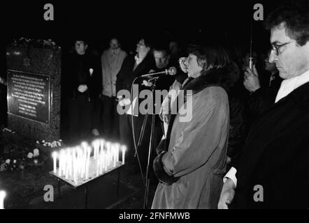 Gedenkfeier an die Gedenkstätte für die deportierten Berliner Juden in der Grossen Hamburger Straße, Miryam Shomrat, israelischer Generalkonsul, rechts: Prof. Dr. Wolfgang Huber / Bischof Berlin - Brandenburg, nach der Gedenkfeier zum 60. Jahrestag der Pogromnacht 1938 in der Sophienkirche, 09.11.1998, Berlin-Mitte, [maschinelle Übersetzung] Stockfoto