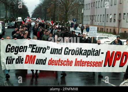 'Berlin-Tegel, 5. Dezember 1998, NPD marschiert vor dem Gefängnis in Tegel und fordert die Freilassung des NPD-Funktionärs Frank Schwerdt, der in Tegel unter anderem wegen Anstiftung zum Volk festgehalten wird, auch Banner: ''Gegen EURO und Großunternehmen - für DM und deutsche Interessen - NPD'', [automatisierte Übersetzung]' Stockfoto