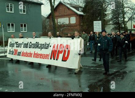 'Berlin-Tegel, 5. Dezember 1998, NPD marschiert vor dem Gefängnis in Tegel und fordert die Freilassung des NPD-Funktionärs Frank Schwerdt, der in Tegel unter anderem wegen Anstiftung zum Volk festgehalten wird, auch Banner: ''Gegen EURO und Großunternehmen - für DM und deutsche Interessen - NPD'', [automatisierte Übersetzung]' Stockfoto