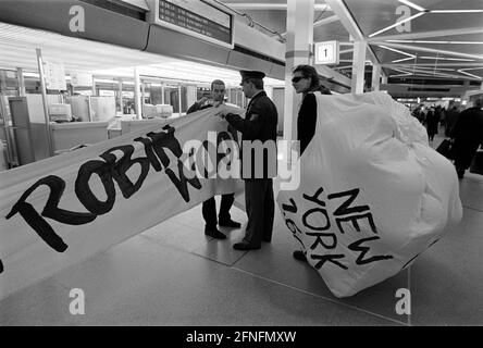 Maßnahmen der Umweltorganisation Robbin Wood am Flughafen Tegel zur Besteuerung von Flugbenzin gegen den Ausbau des Luftverkehrs auf Kosten der Umwelt, zu realen Preisen zeigen die Rucksäcke, dass jeder Fluggast einen Beutel CO2 als zusätzliches Gepäck auf die Reise mitnimmt, Die Polizei greift ein ...., Hausrecht der Flughafenbetreiber, Berlin-Tegel, 06.11.1998, [automatisierte Übersetzung] Stockfoto