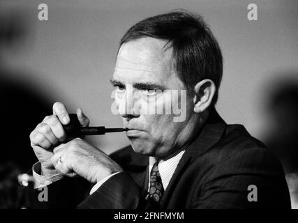 Wolfgang SCHAEUBLE , CDU , mit Rohr , Oktober 1993 [automatisierte Übersetzung] Stockfoto