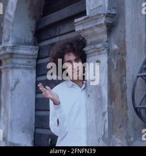 ANGELO BRANDUARDI, italienischer Musiker und Sänger, ein Cantautore, Portrait, 1982. ANGELO BRANDUARDI, italienischer Musiker und Sänger, A Cantautore, Portrait, 1982. Stockfoto