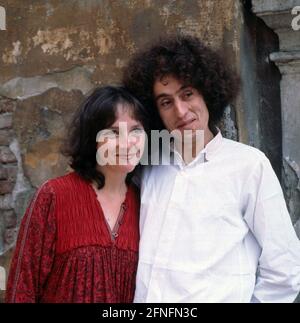 ANGELO BRANDUARDI, italienischer Musiker und Sänger, ein Cantautore, hier mit Ehefrau, LUISA ZAPPA, welche viele seiner Texte schrieb, Aufnahme 1982. ANGELO BRANDUARDI, italienischer Musiker und Sänger, ein Cantautore, zusammen mit seiner Frau LUISA ZAPPA, die viele seiner Lieder schrieb, Foto 1982. Stockfoto