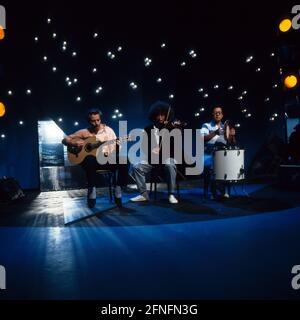 ANGELO BRANDUARDI, italienischer Musiker und Sänger, ein Cantautore, TV Auftritt mit seiner Band in 1988.. ANGELO BRANDUARDI, italienischer Musiker und Sänger, ein Cantautore, TV-Auftritt mit seiner Band im Jahr 1988. Stockfoto