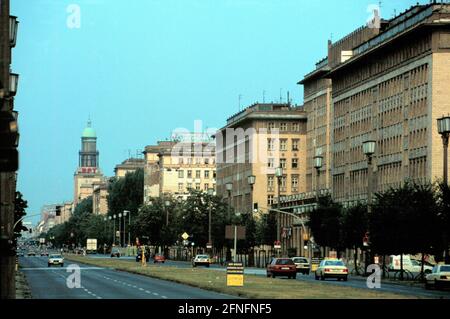 Berlin-Mitte, DEU, 02.08.1994, Karl-Marx-Allee (ehemalige Stalinallee), Prestigeobjekt der DDR in den 50er Jahren, Blick auf das Frankfurter Tor mit den beiden Türmen (RFT), Stockfoto