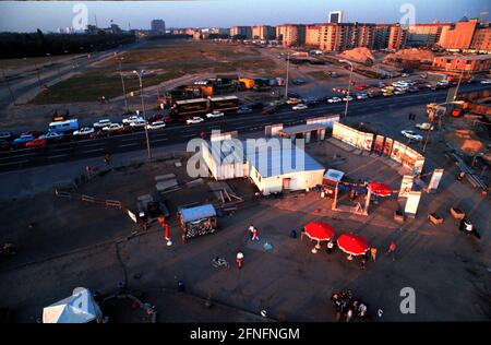 Berlin, DEU, 17.06.1991, Leipziger Platz, Bereich um den Potsdamer Platz: Blick über den ehemaligen Leipziger Platz zum Brandenburger Tor, Mauerreste, Neubauten an der Wilhelmstraße, Stockfoto