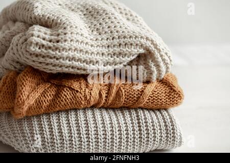 Ein Stapel von ordentlich gefalteten warmen Strickwaren, Wolle Nahaufnahme. Stockfoto