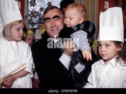 Bundesfinanzminister Theo WAIGEL , CSU , besucht mit seinem Sohn den Kindergarten des Finanzministeriums, Dezember 1995 [automatisierte Übersetzung] Stockfoto