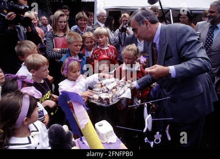 Bundesfinanzminister Theo WAIGEL, CSU, mit Kindern auf der Sommerparty des Finanzministeriums, August 1995 [automatisierte Übersetzung] Stockfoto